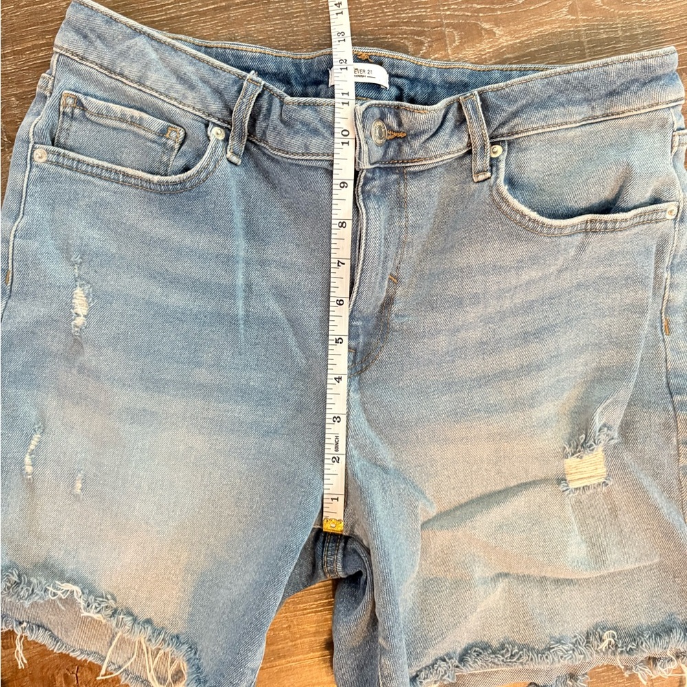 Forever 21 Women’s Distressed Jean Shorts - Size 31 - Picture 6 of 6